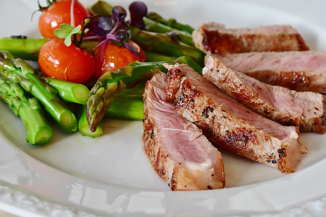 telecí steak s chřestem.jpg