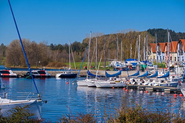 Lipno s loděmi